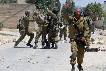 Isreali soldiers fighting