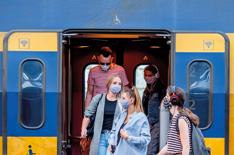 masks on train