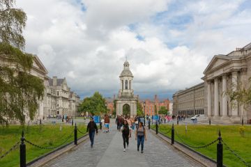 DUBLIN, Ireland, Trinity College entrance walkway