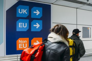 Sign pointing the way to passport control