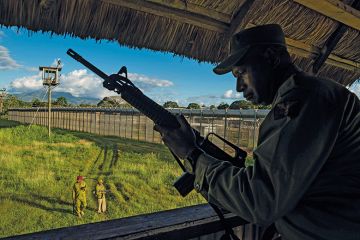 Prison guard in Papua New Guinea to illustrate Demonstration brings jail and distress, not degree