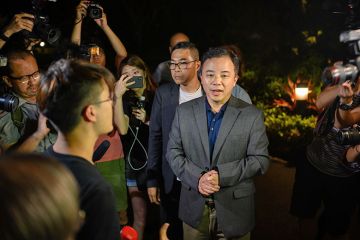 Students of University of Hong Kong surrounding Vice-Chancellor Xiang Zhang