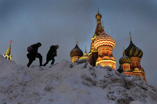 russian-hikers-over-snow