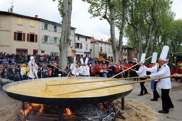 chefs cook up a giant omelette