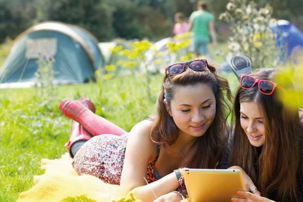 readers-using-tablet-in-field