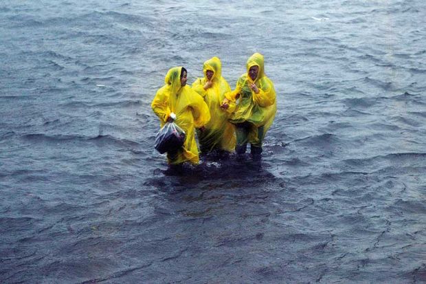 three-figures-in-flood